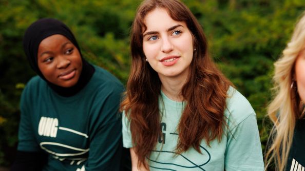 to jenter ser til høyre