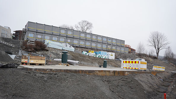 Bildet viser arbeidet med å etablere en møblert oppholdssone. Sementen er lagt.