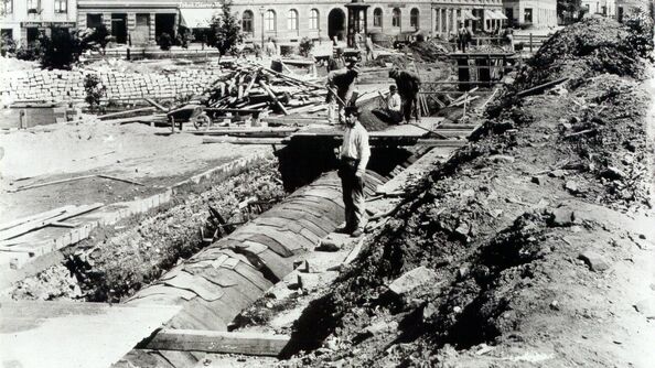 Et eldre fotografi av bygging av kloakkrør ved Tordenskjold plass