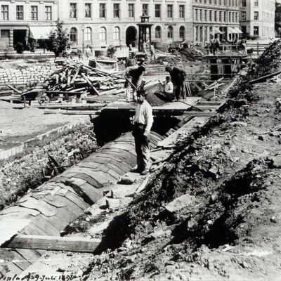 Et eldre fotografi av bygging av kloakkrør ved Tordenskjold plass