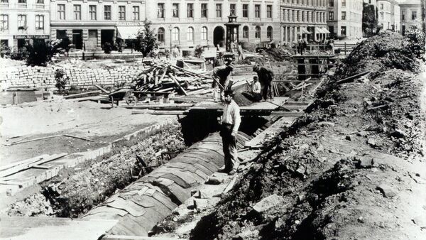 Et eldre fotografi av bygging av kloakkrør ved Tordenskjold plass