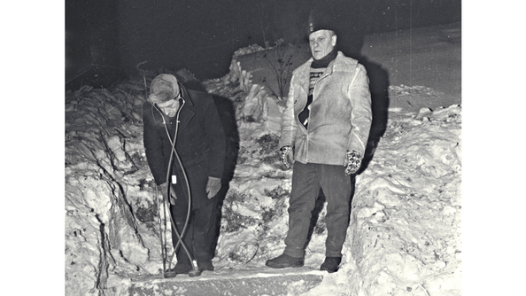 Svart-hvitt bilde av lekkasjelyttere på jobb.