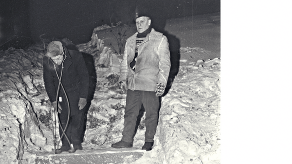 Svart-hvitt bilde av lekkasjelyttere på jobb.