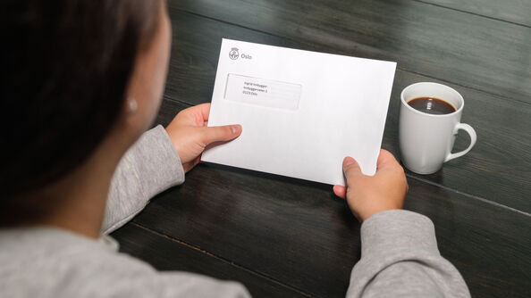 Innbygger leser brev fra kommunen