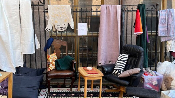 Møber på loppemarked på Sageneskole