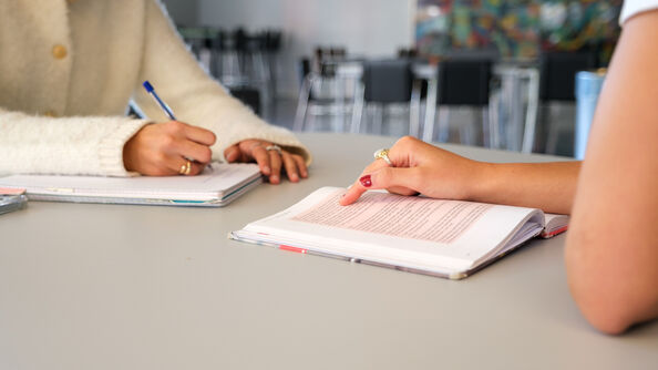 Skoleelever studerer på Blindern vgs