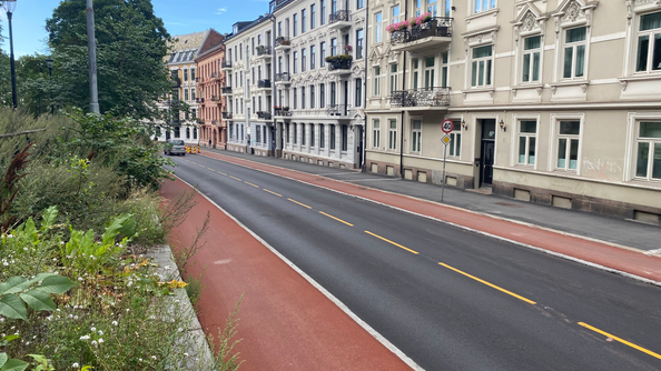 A photo of Ullevålsveien street in Oslo, with apartment buildings and a bike lane.