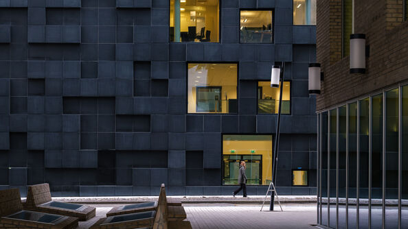 Person titter inn i kontor i DNB Vestbygget