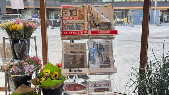 Avisstativ i butikk med norske aviser