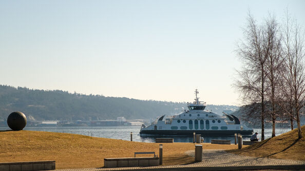 Ferjen MS «Dronningen» passerer Astrup Fearnley museet på Tjuvholmen