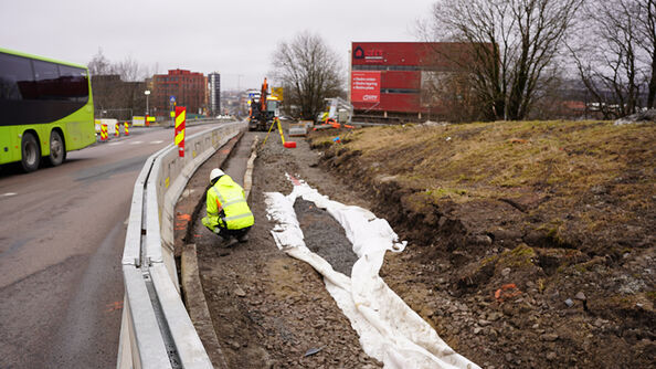 Fortauet på østsiden av veien er revet.