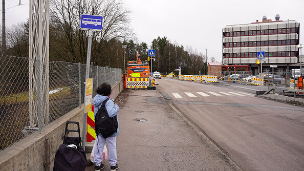 Holdeplassen er midlertidig plassert på brua