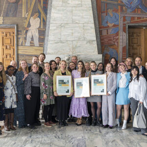 En rekke blide prisvinnere samlet i Oslo rådhus