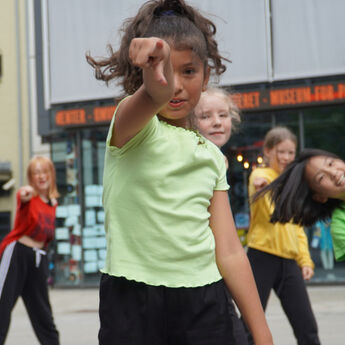 Flere barn som danser utendørs.