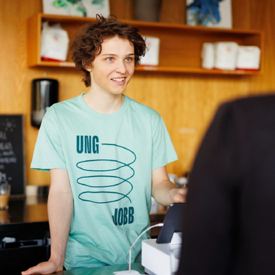 ungdommer jobber på kafe