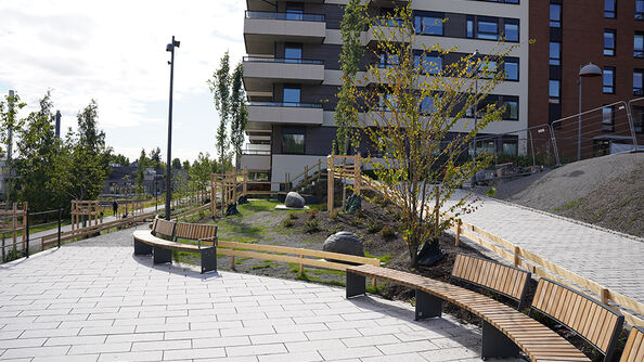 Oppholdssonen mot nord i parken med benker og kunst