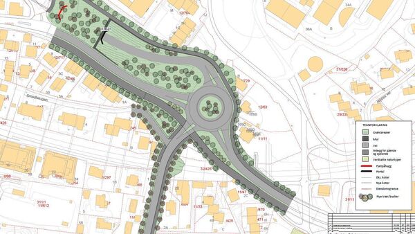 Illustrasjonsplan som viser foreslått utforming av området rundt en østre tunnelåpning. Planen inkluderer rundkjøring, nye veier, grøntområder, trær, gang- og sykkelanlegg, støttemurer og plassering av tunnelportal i tilknytning til eksisterende bebyggelse.