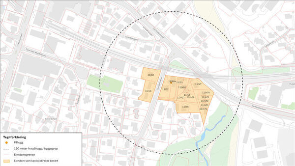 Kart over Røaområdet som viser mulig plassering av østre tunnelpåhugg og byggegrop ved Ostadalsveien. En sirkel markerer et område på 150 meter rundt påhugget. Flere eiendommer innenfor området er markert som eiendommer som kan bli direkte berørt av tiltaket.  Hvis dette er til oslo.kommune.no og skal følge praksis for informative kartillustrasjoner, kan alt-tekstene også kortes ytterligere ned og detaljer flyttes til bildetekst, siden kart med mange geografiske detaljer ofte blir mer tilgjengelige når hovedbudskapet ligger i alt-teksten og detaljene i tilhørende tekst.