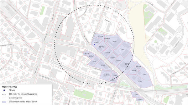Kart over Røaområdet som viser mulig plassering av østre tunnelpåhugg og byggegrop. En sirkel markerer et område på 150 meter rundt påhugget. Flere eiendommer innenfor området er markert som eiendommer som kan bli direkte berørt av tiltaket.