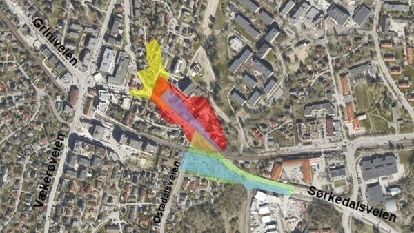 Flyfoto over Røaområdet som viser flere mulige plasseringer for østre tunnelpåhugg og tunnelløsninger. Alternativene er markert med ulike farger mellom Griniveien, Vækerøveien, Ostadalsveien og Sørkedalsveien.