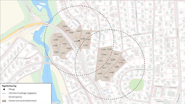 Kart som viser mulig plassering av vestre påhugg for tunnel og tilhørende byggegrop ved Røa. Stiplede sirkler markerer henholdsvis påhugg og en influenssone på 150 meter rundt byggegropen. Eiendommer innenfor området er markert, og enkelte eiendommer er fremhevet som eiendommer som kan bli direkte berørt av tiltaket.
