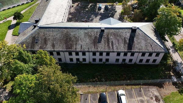 Skolebygning med skråtak fotografert ovenfra