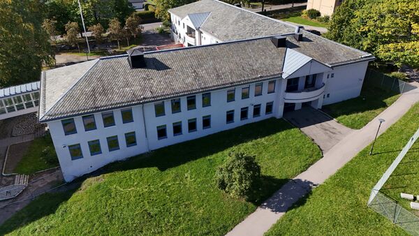 Hvit, to etasjes skolebygning