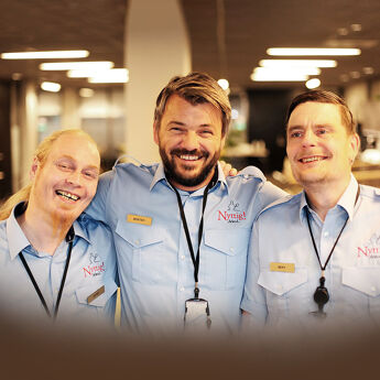 Par på tur i skogen i Nordmarka i nærheten av Oslo.