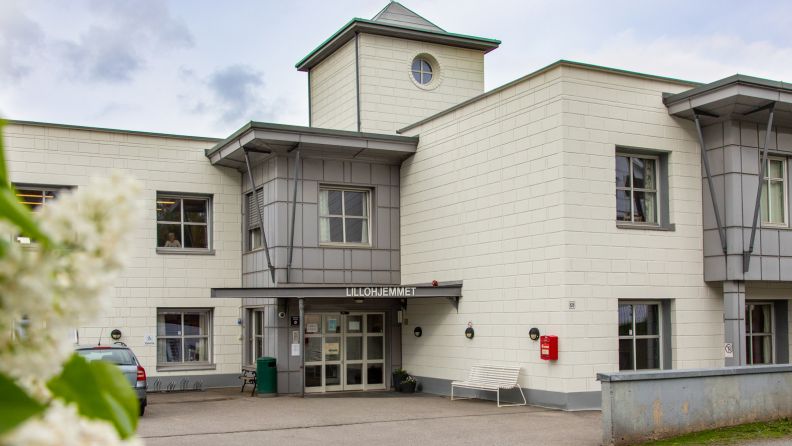 Bilde av inngangen til Lillohjemmet sett fra gaten.