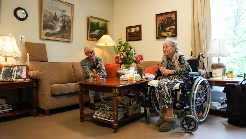 Beboer og pårørende i stue.