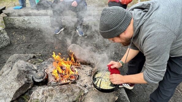Bilde av matlaging på bål