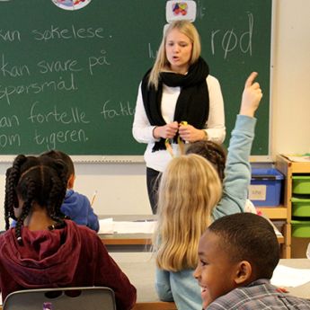 Lærer og elever i klasserom