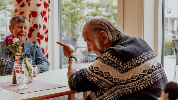 En mann og en kvinne som prater sammen ved et bord