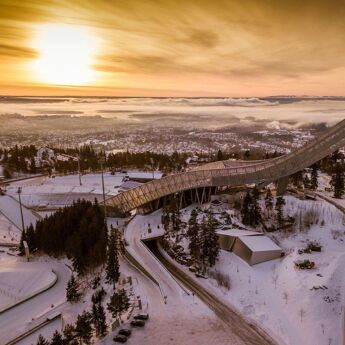 Bilde av Holmenkollen skianlegg med utsikt over byen