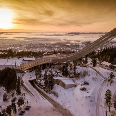 Bilde av Holmenkollen skianlegg med utsikt over byen