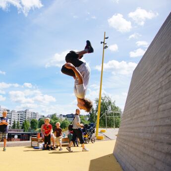 Bilde av en unge som gjør parkour i Verdensparken