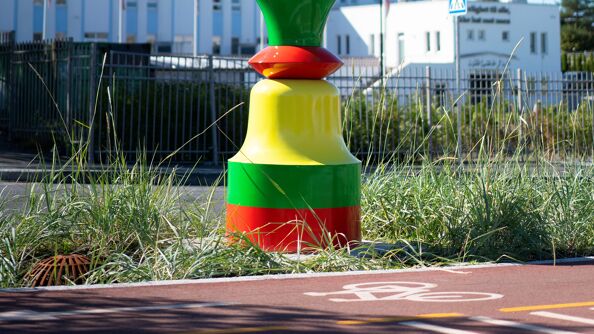 Kunstverk i gult, grønt og rødt