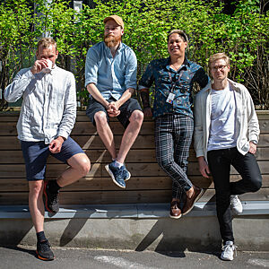 Foto: Runhild Heggem. Fire ansatte på HFG smiler til kameraet i sola