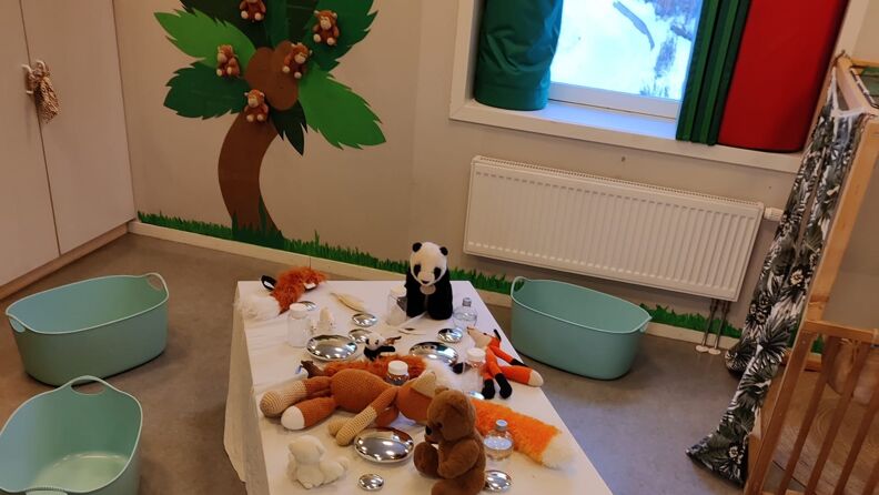 Lekeområde innendørs med veggmaleri og leker 