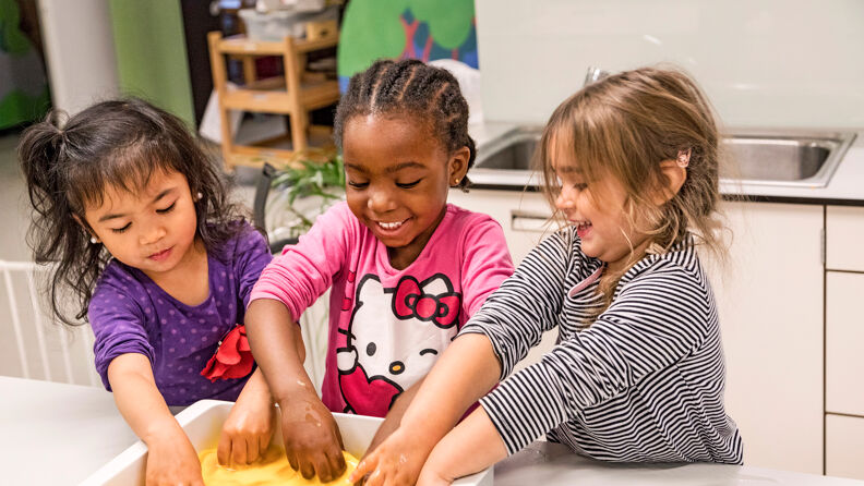3 barn leker innendørs