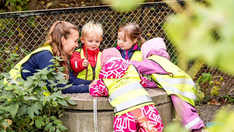 4 barn og 1 voksen leker