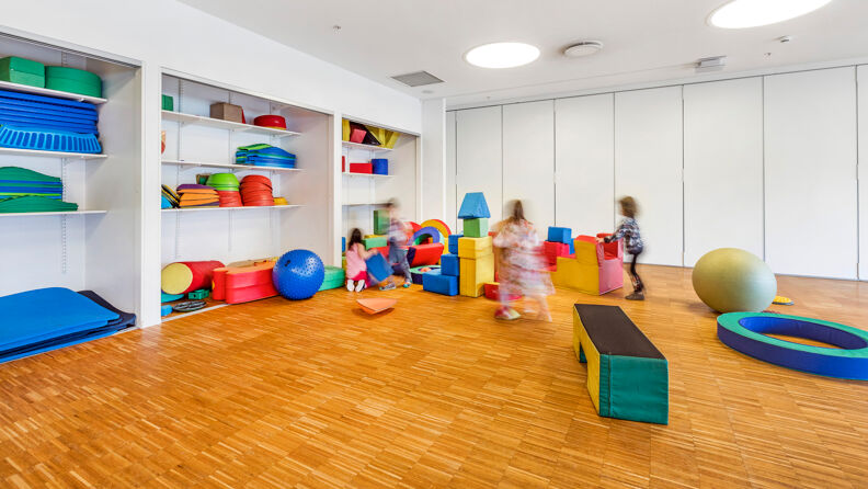 Barn leker i gymsalen