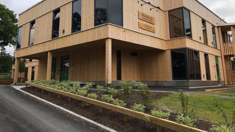 Barnehagen har to etasjer og fasade i lyst tre