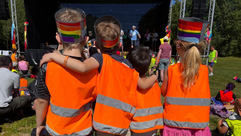 Fire barn står og ser på konsert i en park 