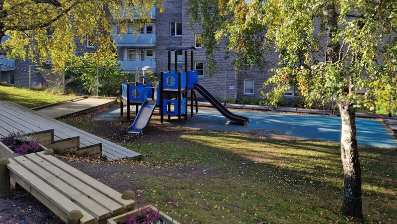 To blomsterpotter foran lekeplassen i barnehagen.