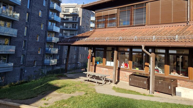 Fasaden på Oppsal samfunnshus barnehage i sollys.