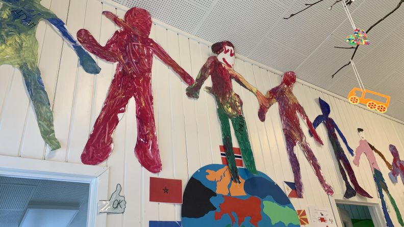 Barnetegninger henger på veggen 