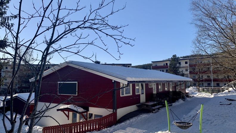 Fasade og uteområdet til barnehagen. 