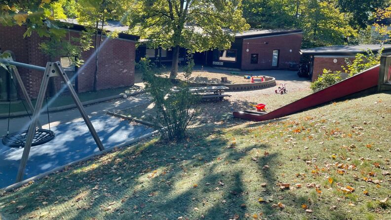 Vigelandsparken barnehage. Uteområdet med huske