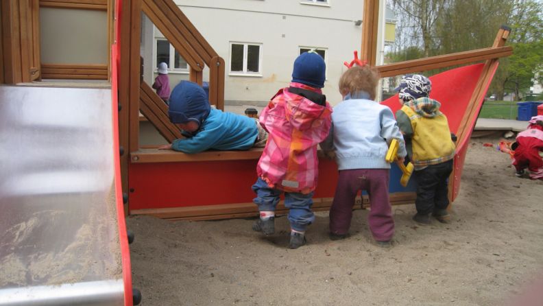 Vøyensvingen barnehage - høstbilde av barn som leker i sandkasse